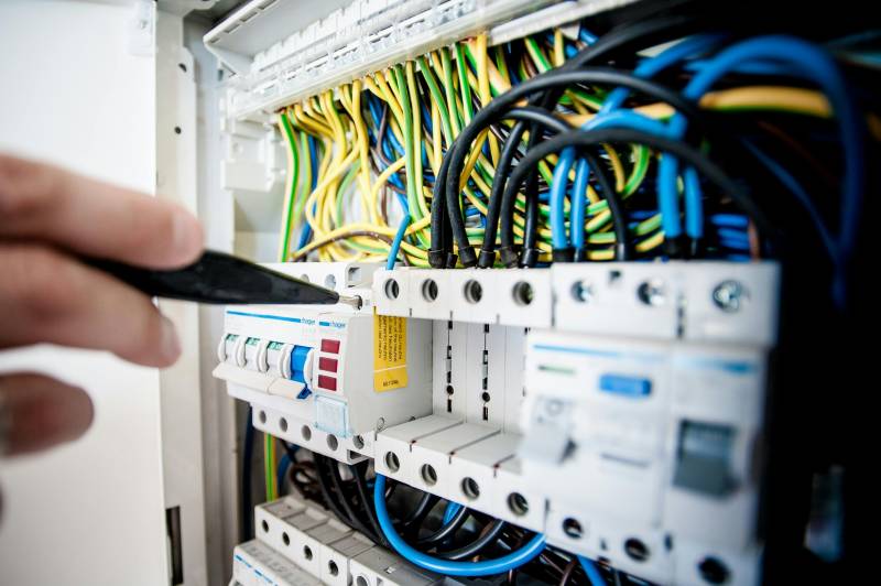 Assurez au mieux votre activité d'électricien en passant par un courtier sur le Havre